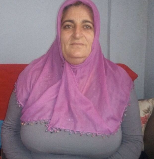 Mature hanging boobs