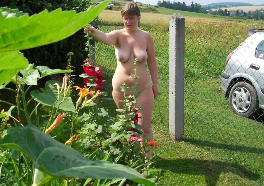 amateur piquant photos of Russian women in personal plots