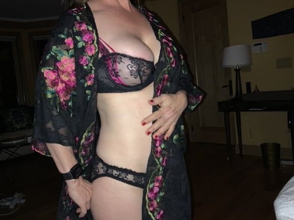 Sexy Asian MILF Getting Her Sexy On