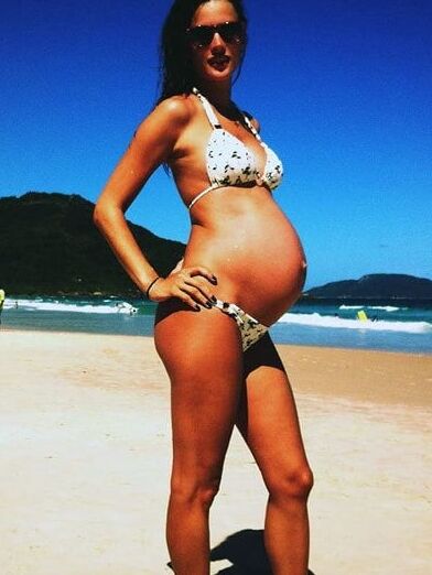 Pregnant celebrities in the beach