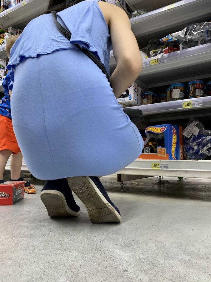 Mom show panties upskirt