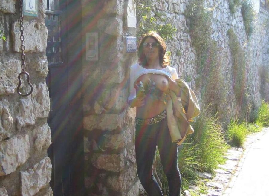 Belle Femme brune exhibe