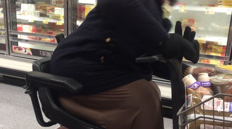 MASSIVE GRANNY CHAIR BUSTERR