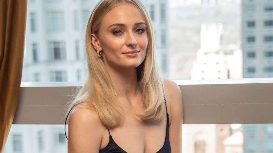 Sophie Turner&;s Facial Face