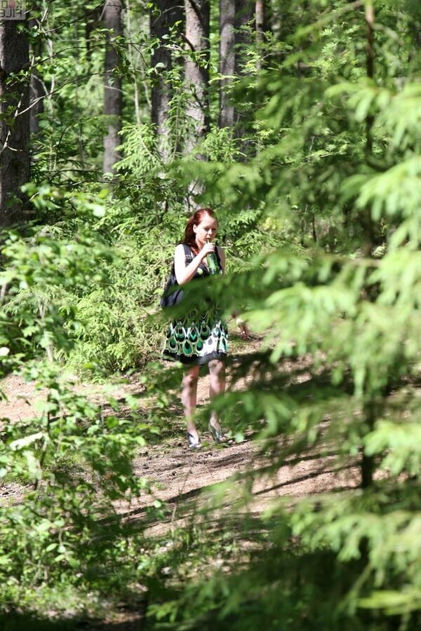 Rothaarige Raucherin schifft in den Wald!