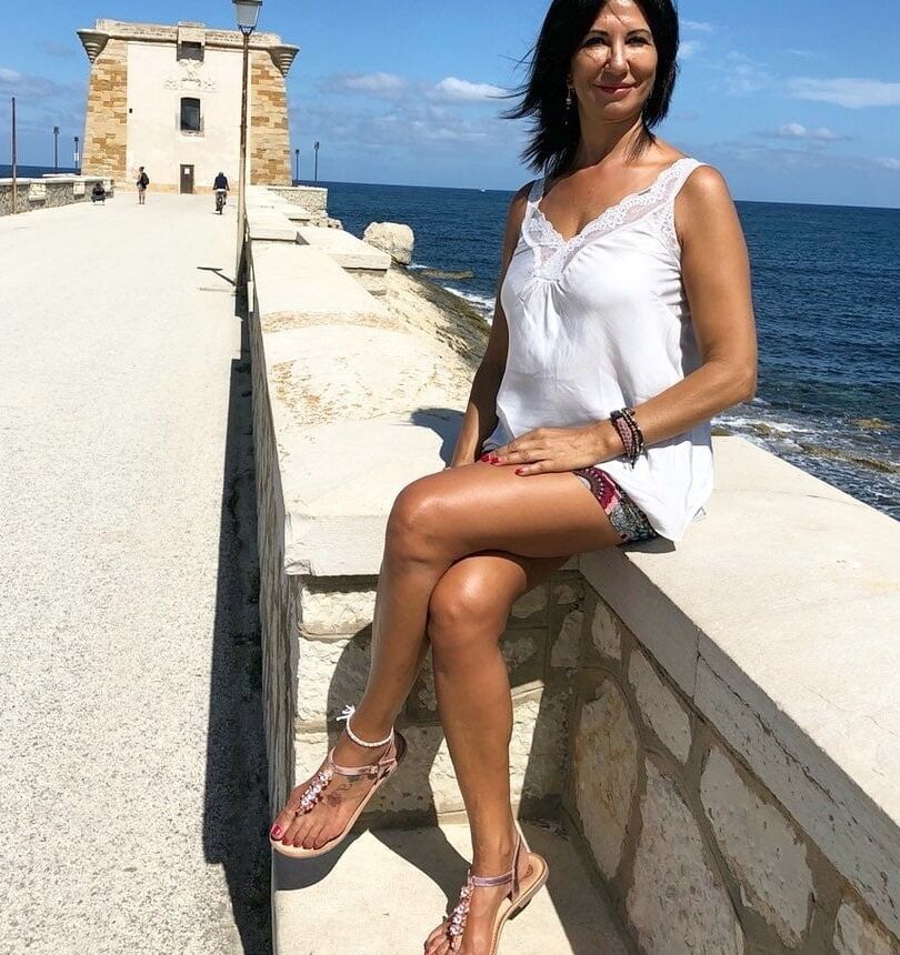 Hot mature Middle East milf beautiful bikini