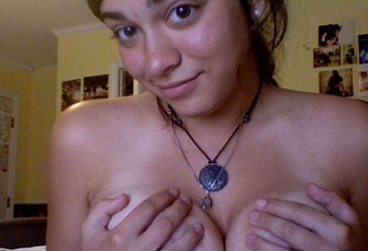 Bonita tetona con guitarra