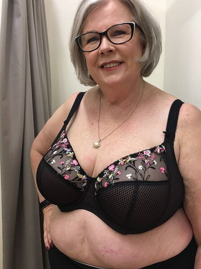 Lady mature in lingerie