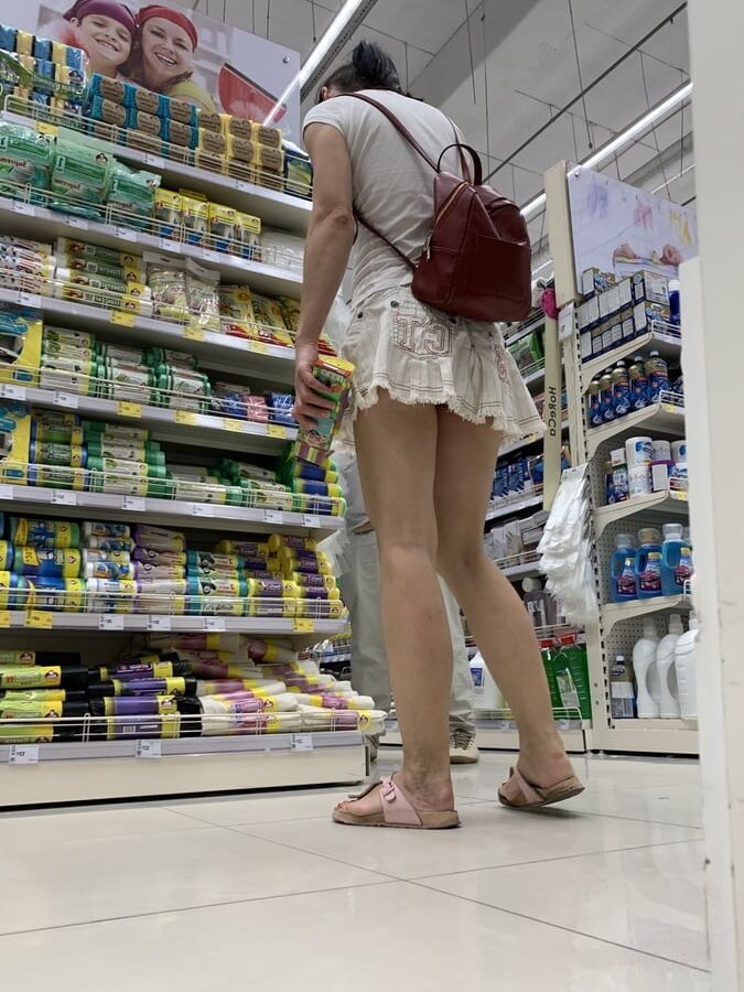 Upskirt sexy mom
