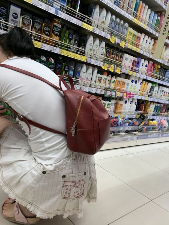 Upskirt sexy mom