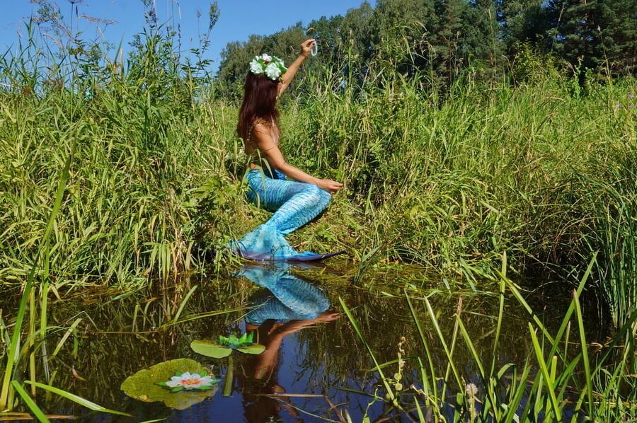 Mermaid with turquoise braclet