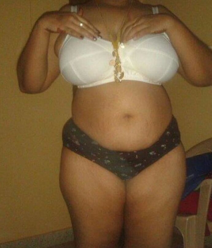 Policz sanjna mom by back side bra hook up