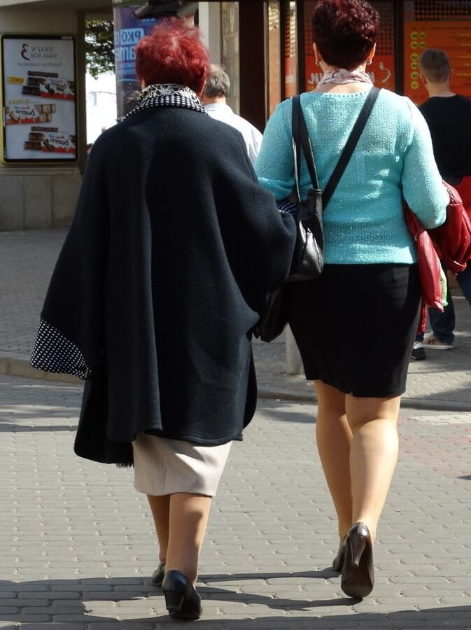 mature in tan pantyhose