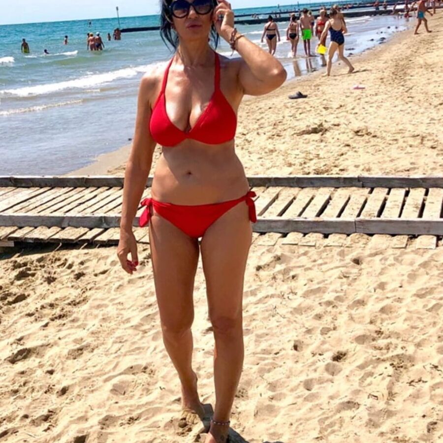 Hot mature Middle East milf beautiful bikini
