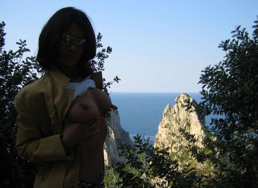 Belle Femme brune exhibe