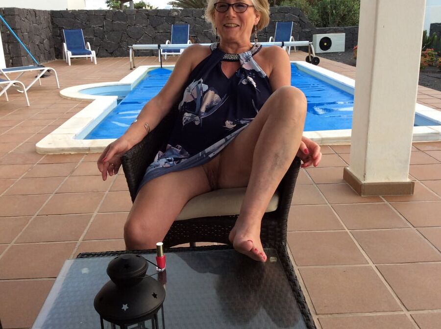 Mature pussy flashing !