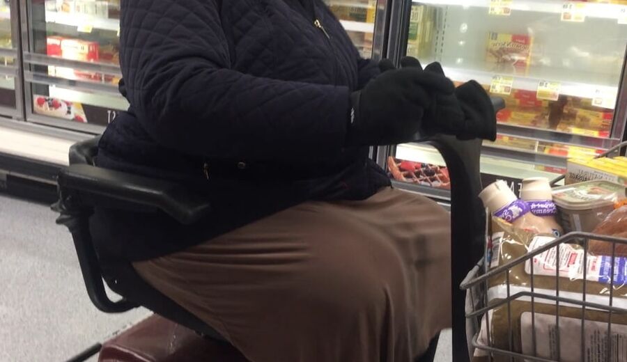 MASSIVE GRANNY CHAIR BUSTERR
