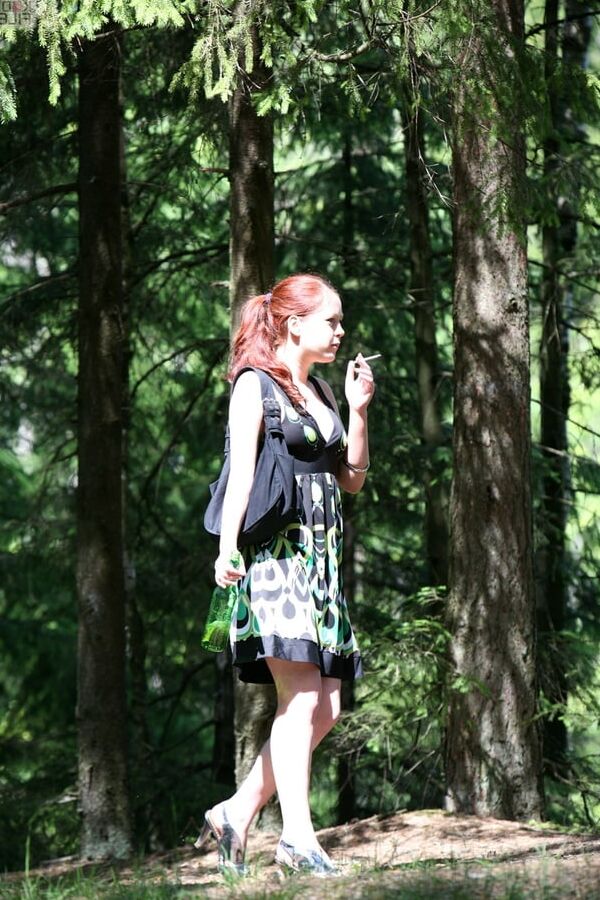 Rothaarige Raucherin schifft in den Wald!