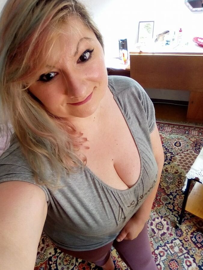 ROU ROMANIAN MILFS MOM IS A FAT SLUT
