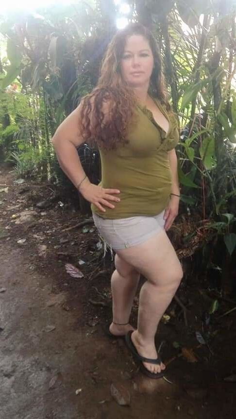 Yoli Esquivel piernuda