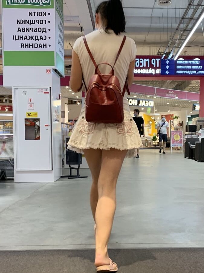 Upskirt sexy mom