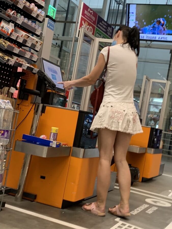 Upskirt sexy mom