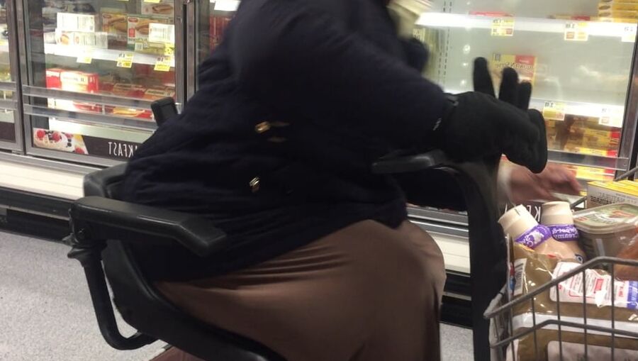 MASSIVE GRANNY CHAIR BUSTERR