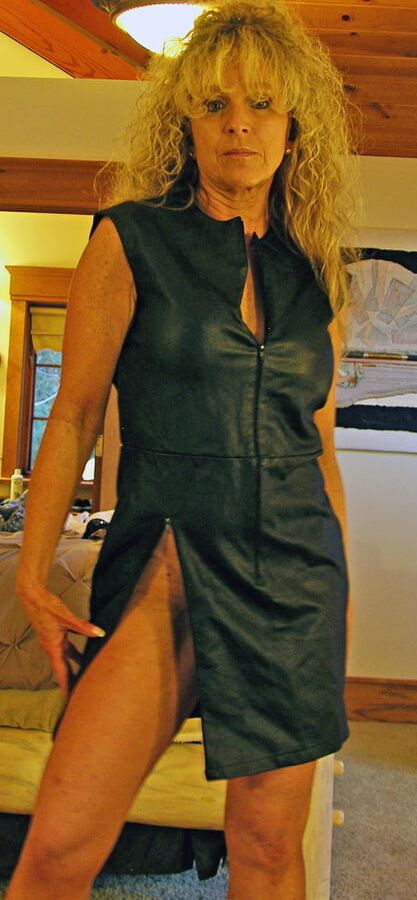 MILF playing without hubby knowing