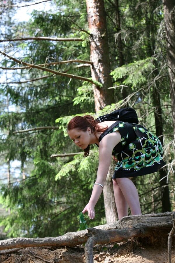 Rothaarige Raucherin schifft in den Wald!