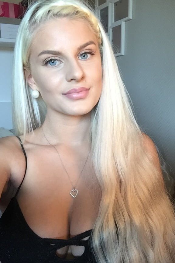 Sexy blond babe