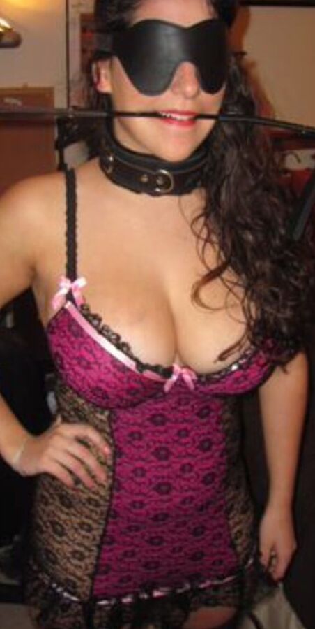 Brunette Amateur Beauty showing how kinky she is