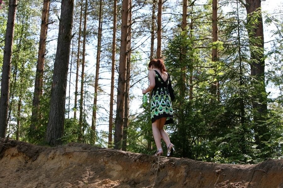 Rothaarige Raucherin schifft in den Wald!