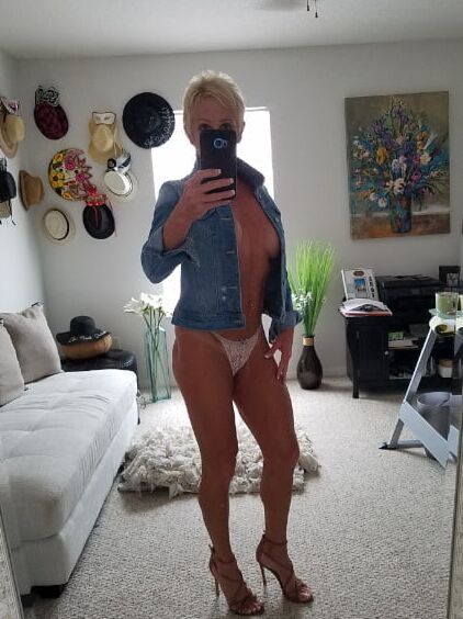 LEGGY FITNESS MILF