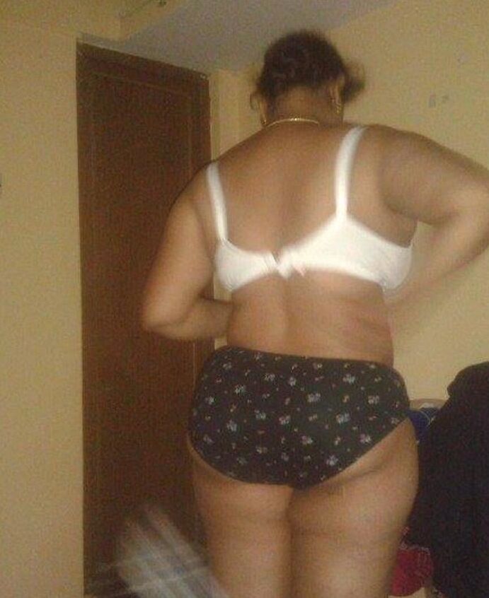 Policz sanjna mom by back side bra hook up