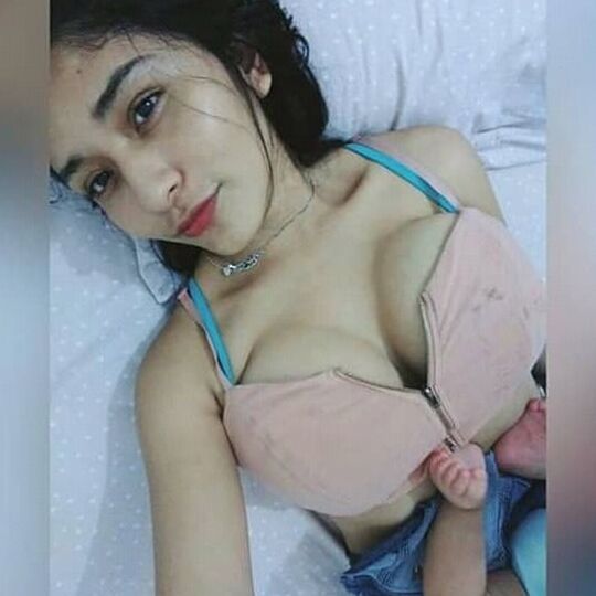 Joven mama chichona