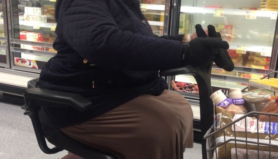 MASSIVE GRANNY CHAIR BUSTERR