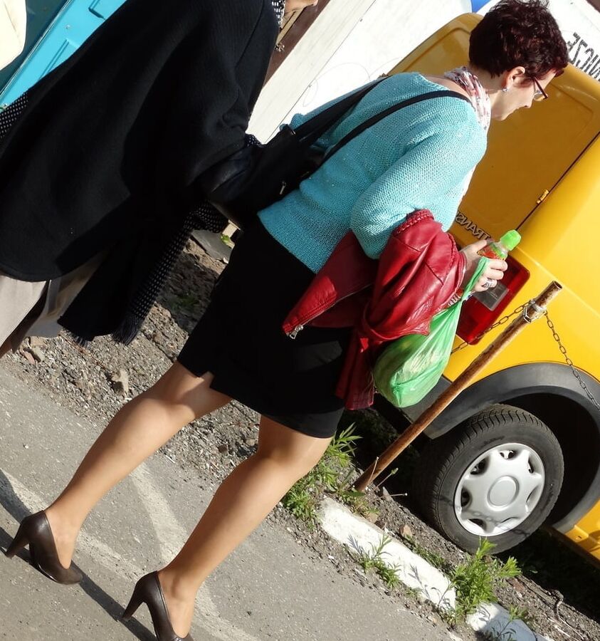 mature in tan pantyhose
