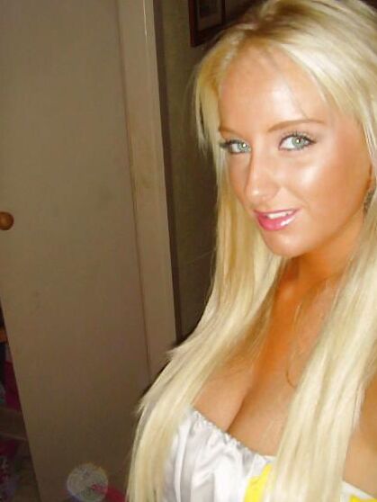 MILF hotie blondie with great boobs