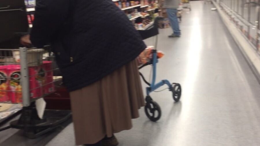 MASSIVE GRANNY CHAIR BUSTERR