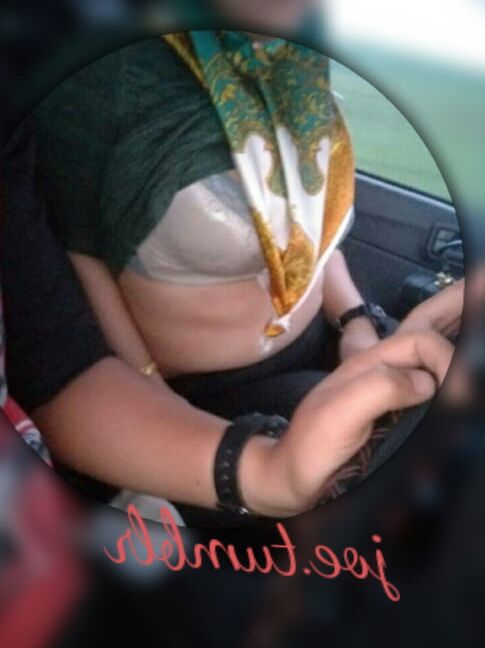 Hijabi Muslim slut threesome