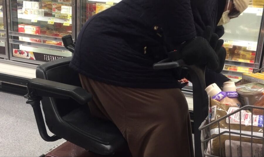 MASSIVE GRANNY CHAIR BUSTERR
