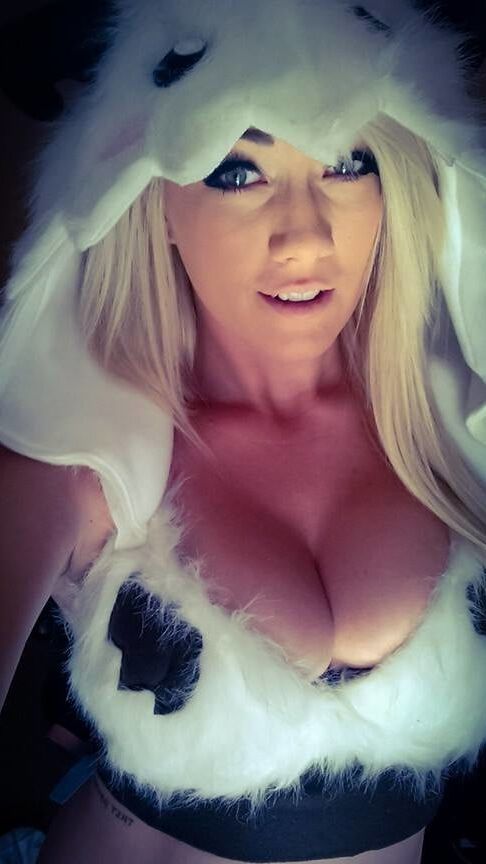 boobs non-nude (white blonde)