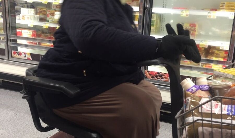 MASSIVE GRANNY CHAIR BUSTERR
