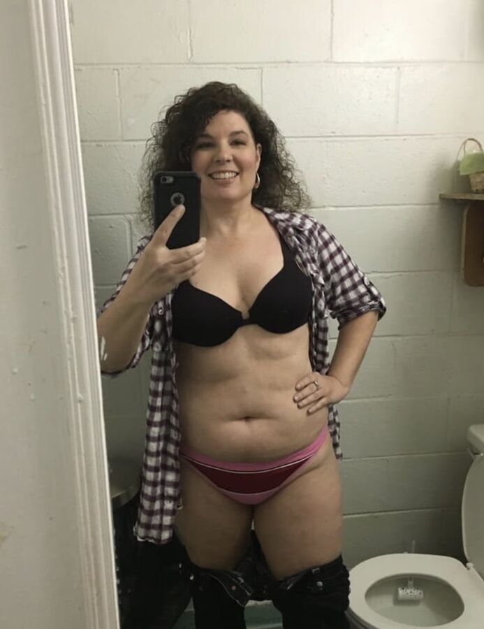 Alabama teacher sends selfies.