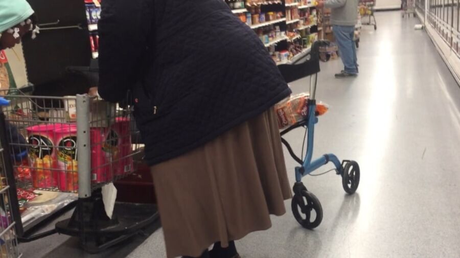 MASSIVE GRANNY CHAIR BUSTERR