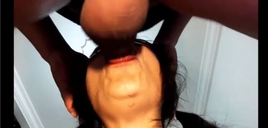 Elle aime sucer des inconnus