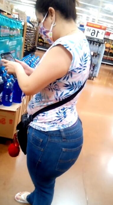 Milf MEGACULONA pillada pasando y recibiendo pack en walmart