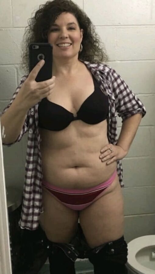 Alabama teacher sends selfies.