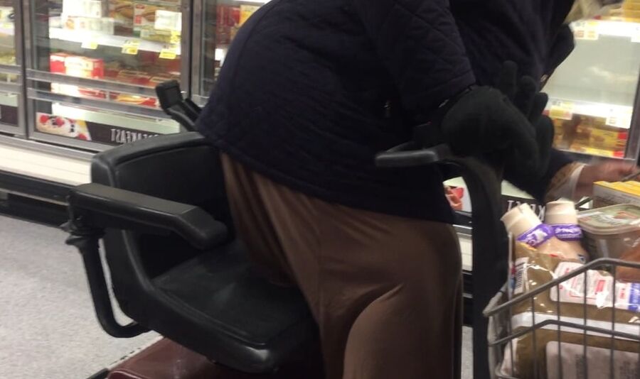MASSIVE GRANNY CHAIR BUSTERR