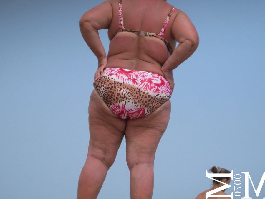 BIG ASS on the beach thongs (voyeur)